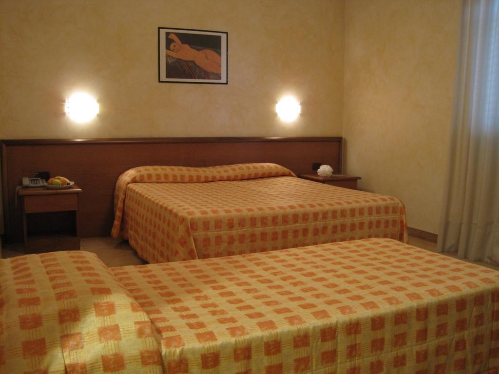 Hotel Italia Carmagnola Quarto foto