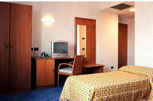 Hotel Italia Carmagnola Quarto foto