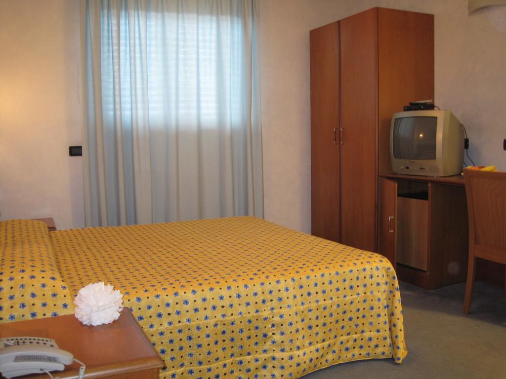 Hotel Italia Carmagnola Quarto foto