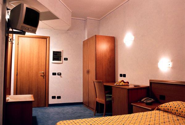 Hotel Italia Carmagnola Quarto foto