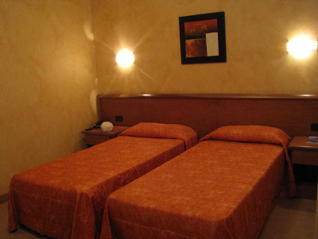 Hotel Italia Carmagnola Quarto foto